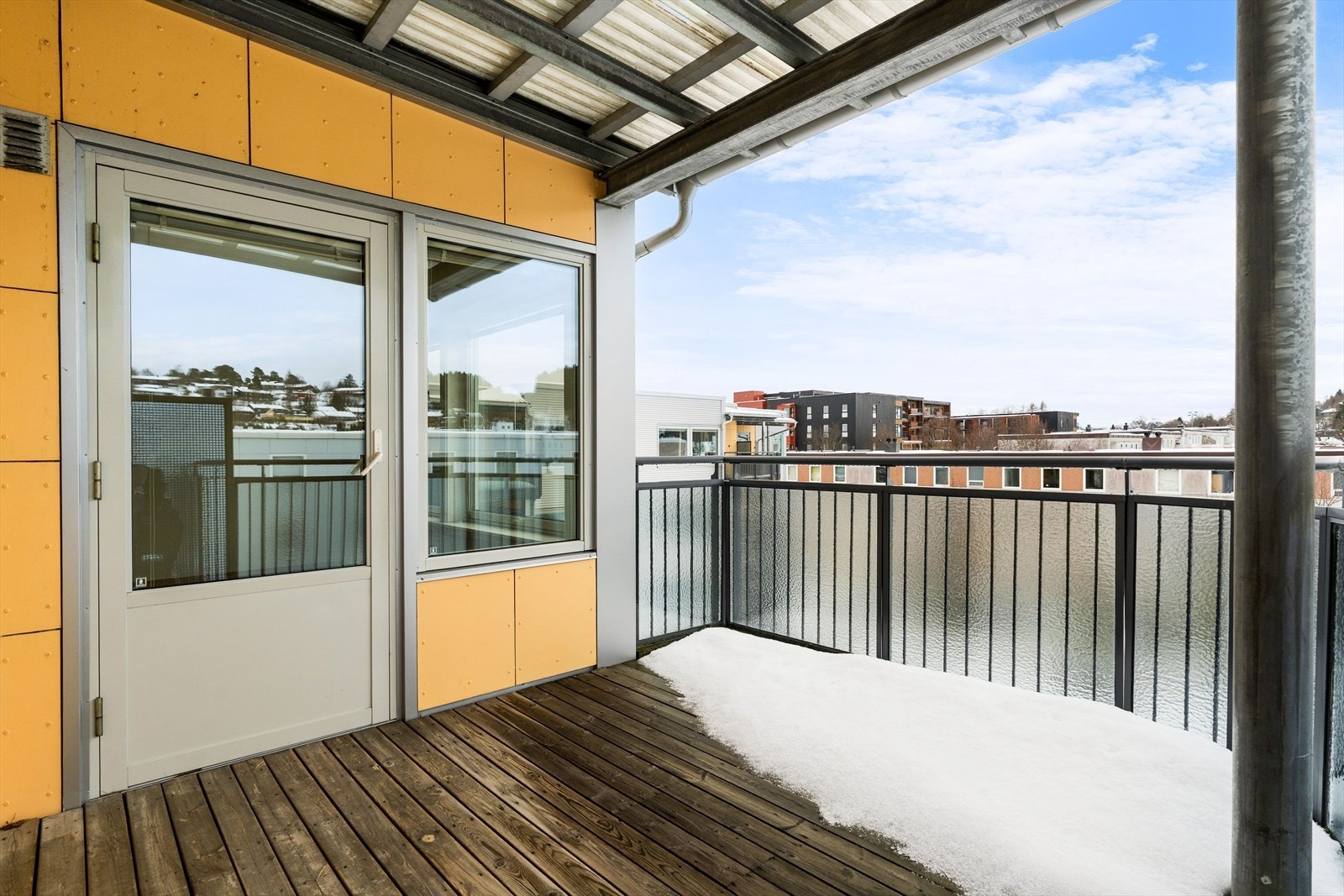 Her nytes rolige morgenkaffer og sene sommerkvelder, en skjermet og innbydende balkong med god plass til både avslapning og sosialt samvær. Galleribilde