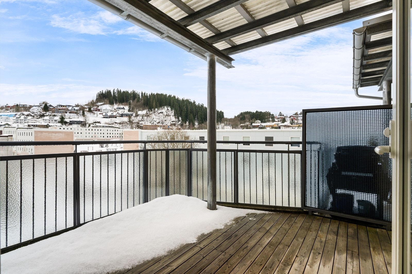 Romslig balkong på 9 kvm med rikelig plass til ønsket møblering, perfekt for både sittegruppe og hyggelige utestunder. Galleribilde