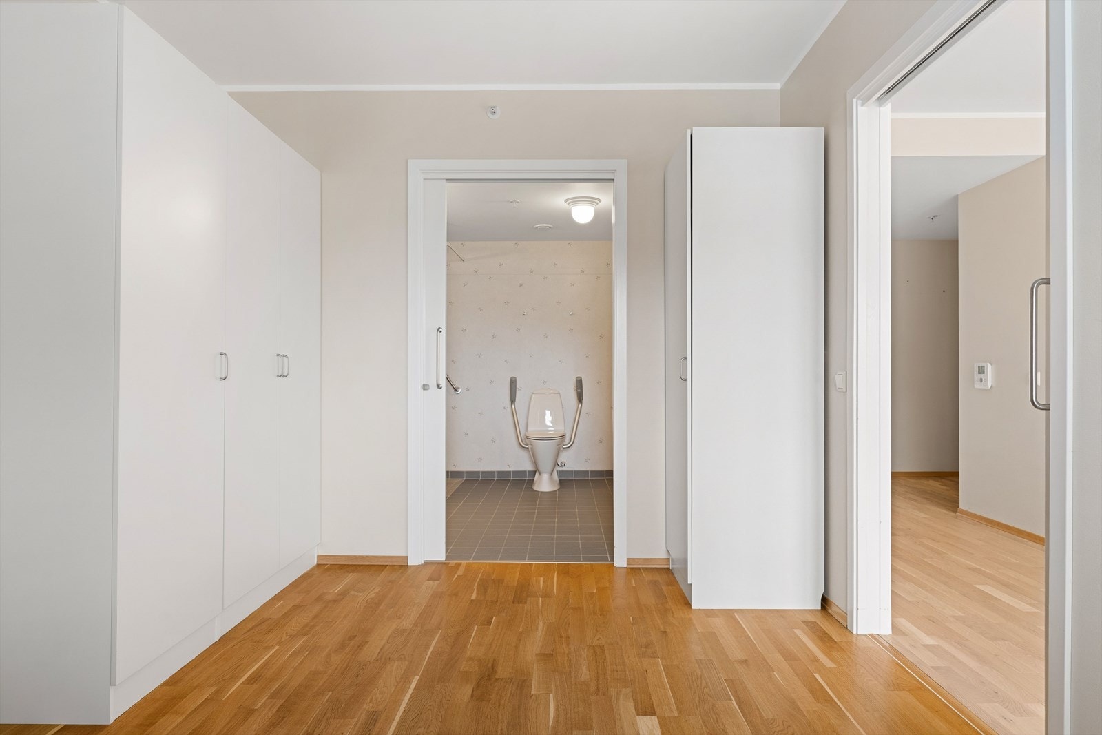 Fra soverommet har du praktisk og enkel adkomst til badet, en komfortabel løsning som gir en privat og funksjonell romfølelse i hverdagen. Galleribilde