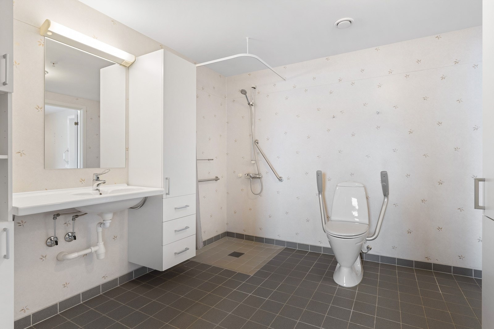 Baderommet er velutstyrt med toalett, servant, gode skapløsninger og dushjørnet med forheng. Galleribilde
