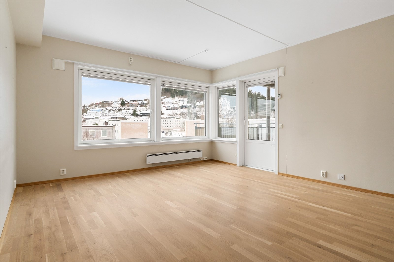 Proaktiv Eiendomsmegling ved Eirik Døsen har gleden av å presentere Karolinerveien 13, en romslig 2-roms leilighet på attraktive Havstad! Galleribilde