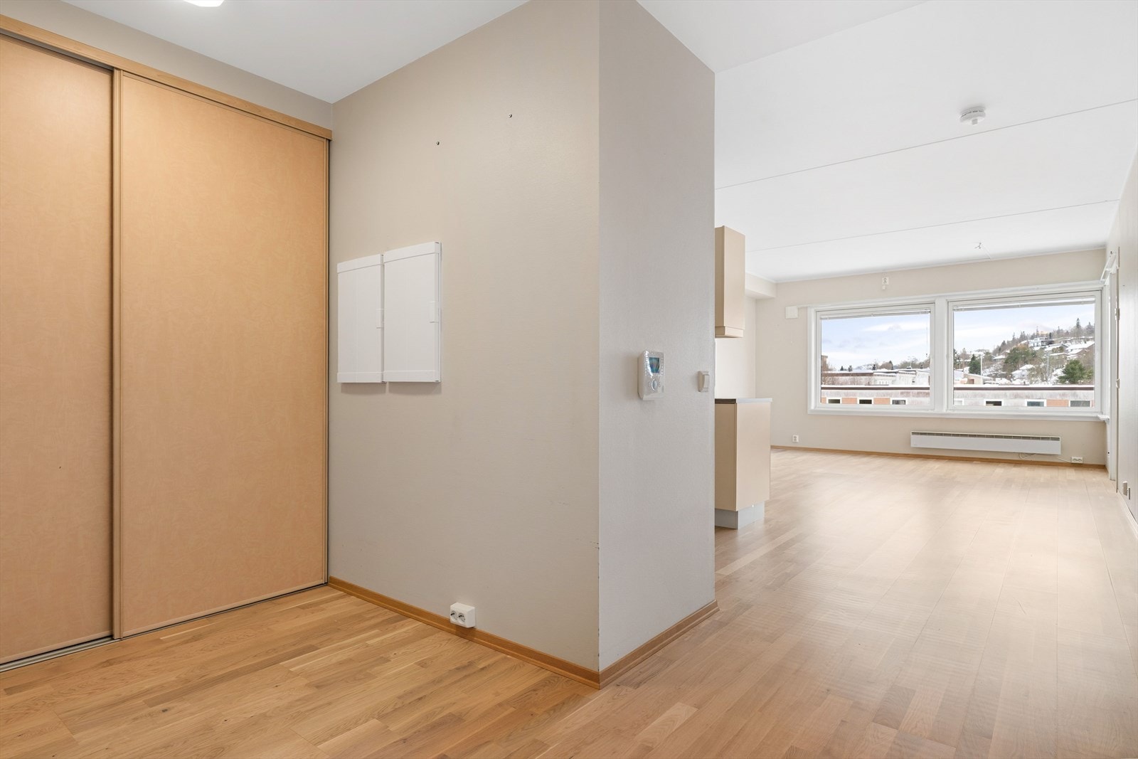 Fra entréen kommer du direkte inn i en romslig og åpen stue- og kjøkkenløsning på 29 kvm, et lyst og innbydende allrom med god plass til både sofagruppe og spiseplass. Galleribilde