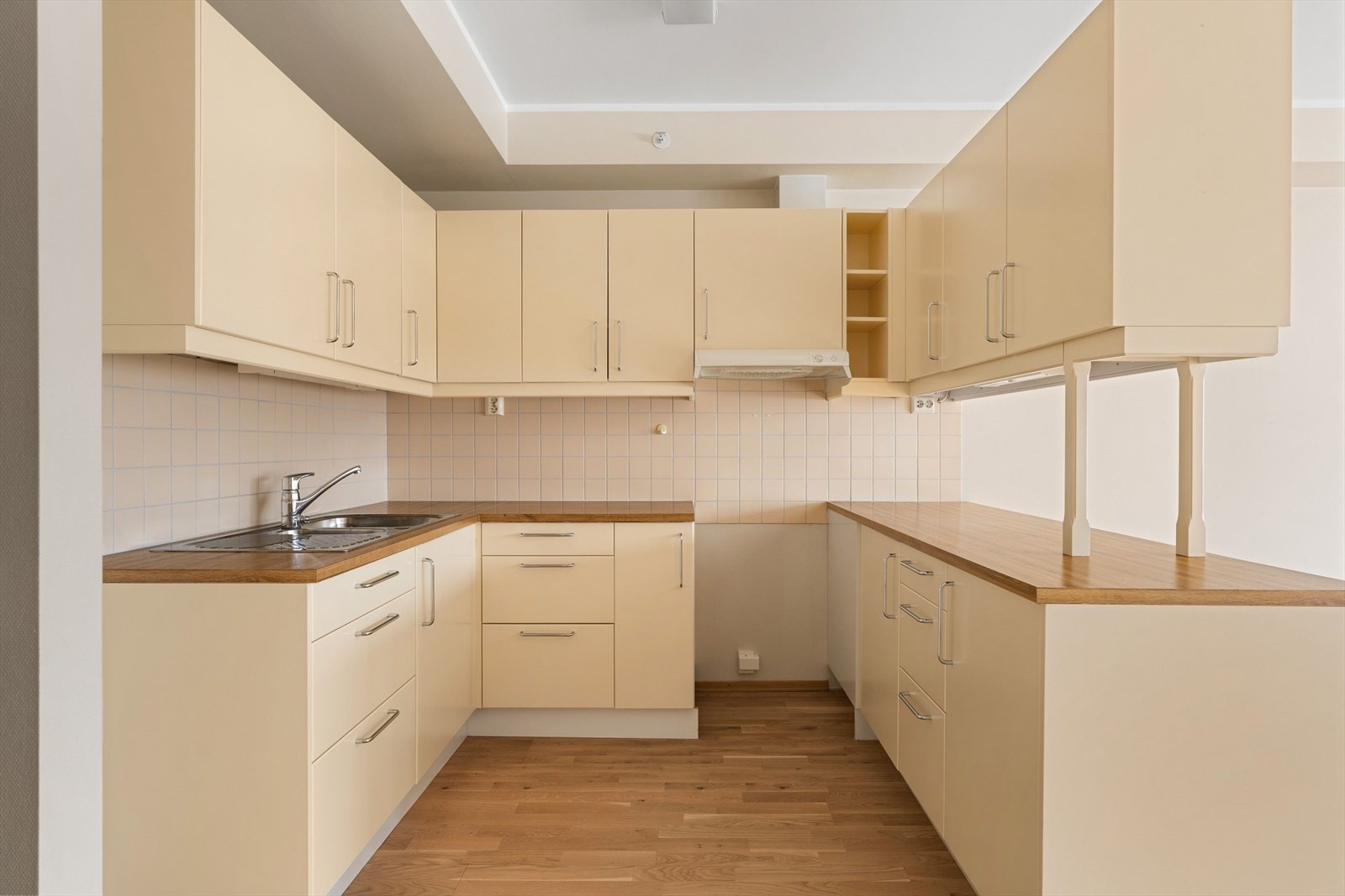 Eldre funksjonellt kjøkken med god skap- og benkeplass, gjør hverdagskokkeleringen enkel og effektiv. Galleribilde