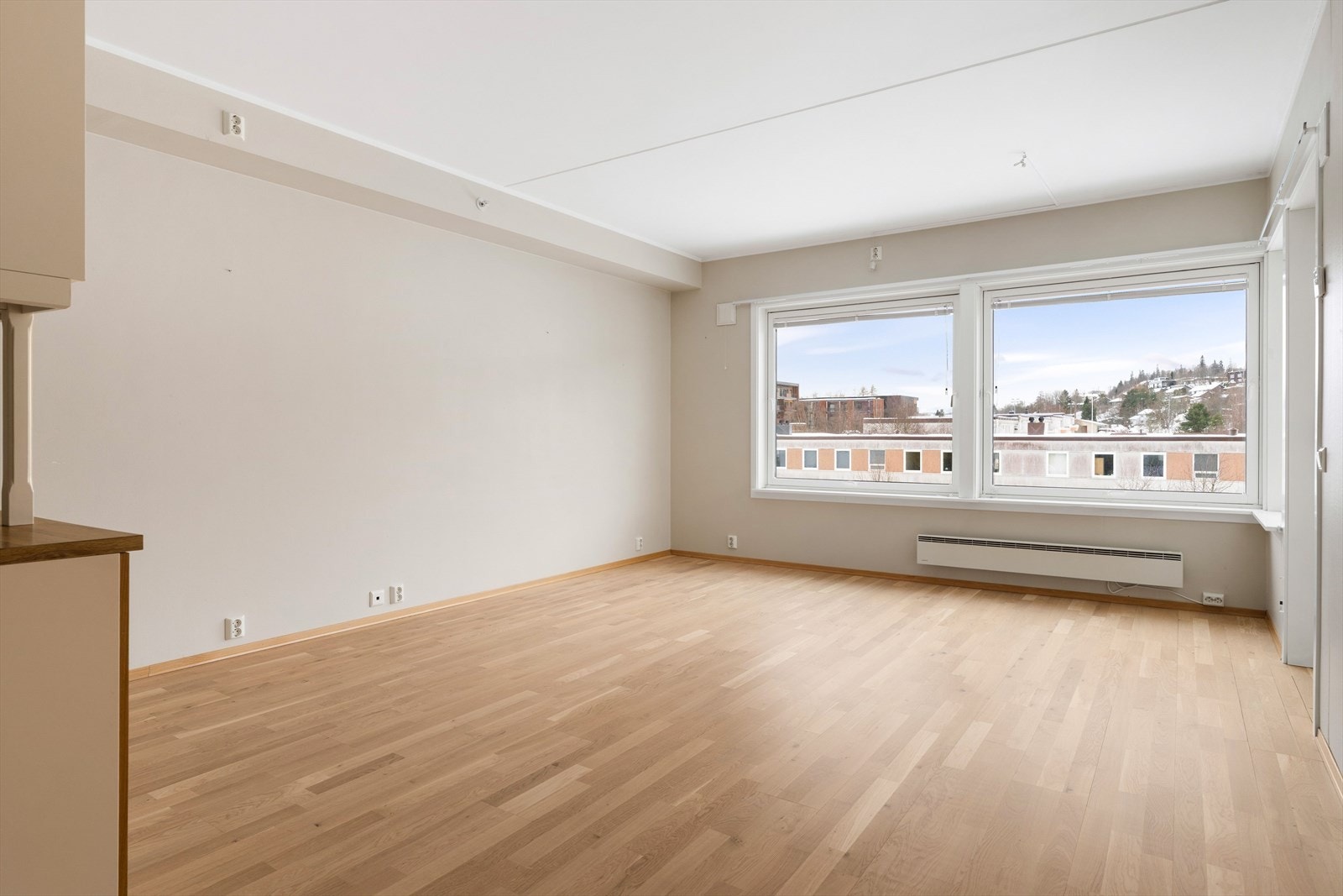 Lyse fargetoner og rikelig med naturlig lysinnslipp fra store vindusflater sørger for en behagelig atmosfære. Galleribilde