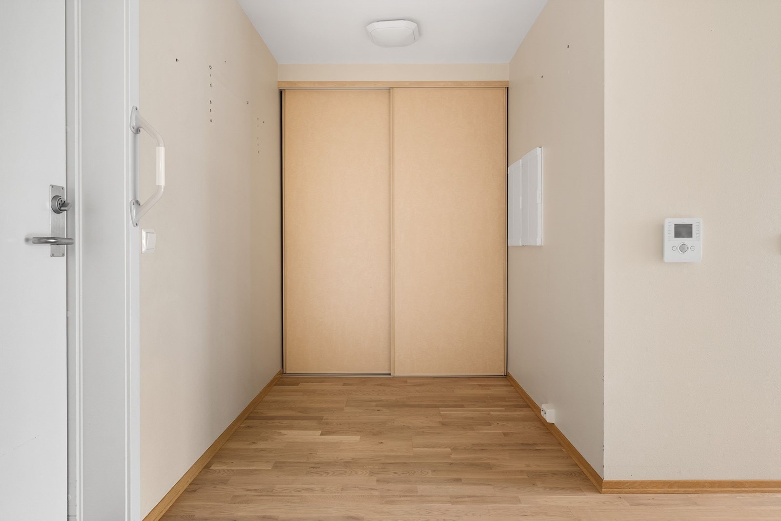 Romslig og lys entré på 7,5 kvm med integrert skyvedørsgarderobe. Galleribilde