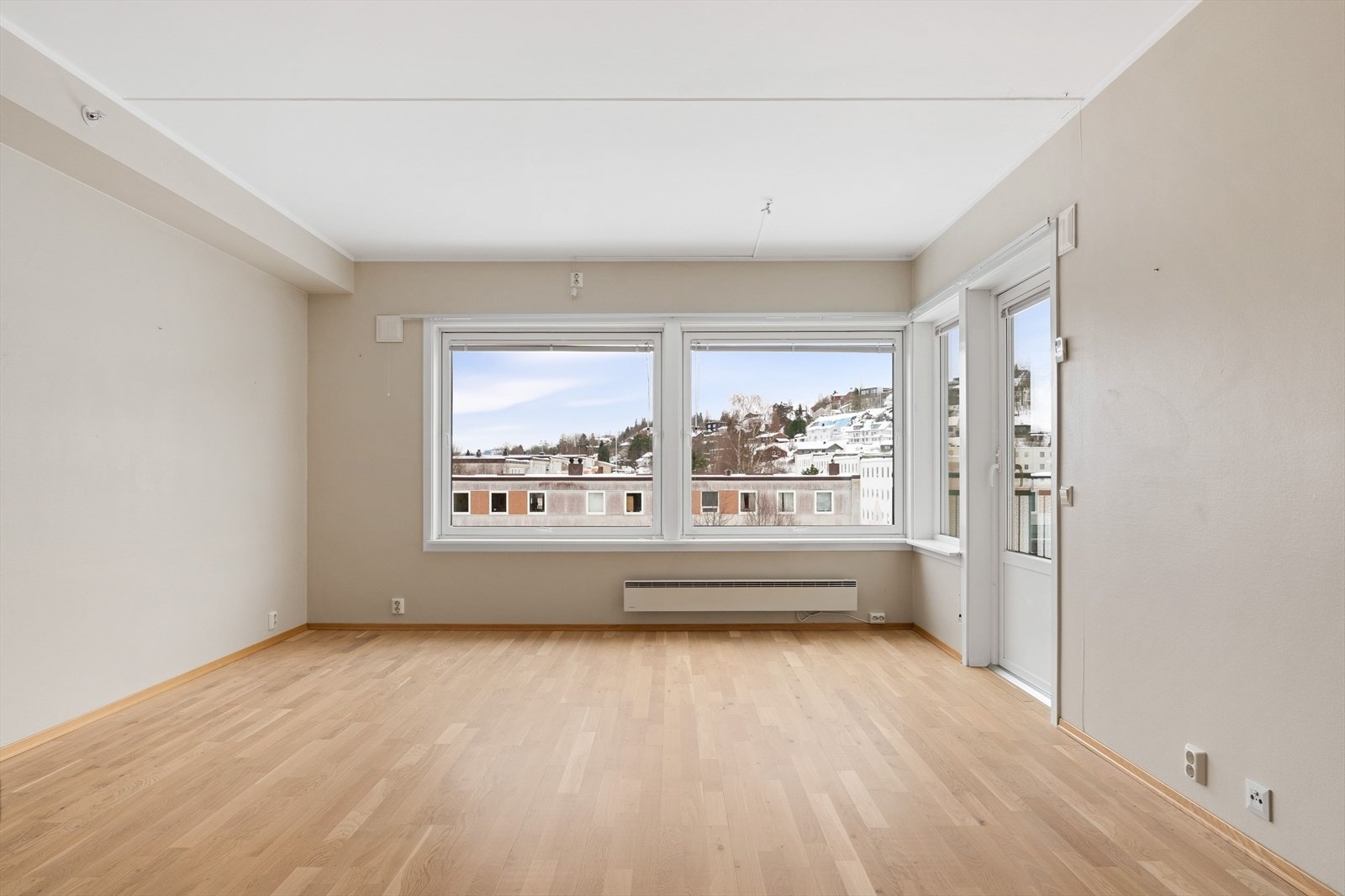 Fra stuen er det direkte adkomst til en solrik sørvestvendt balkong. Galleribilde