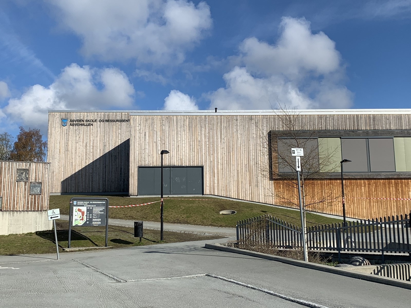 Trygg og familievennlig beliggenhet med kort vei til Åsveien barne- og ungdomsskole. Galleribilde