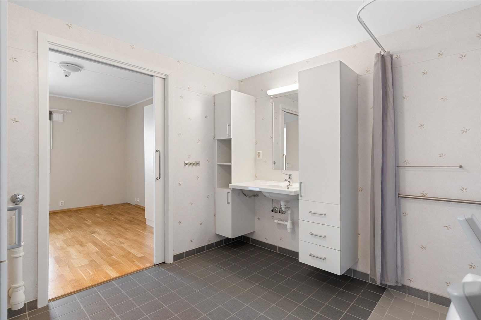 Stort baderom på 8,5 kvm i lyse fargetoner. Galleribilde