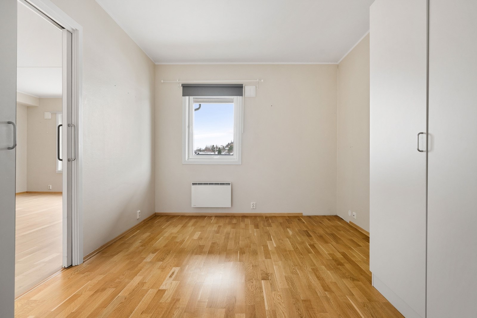 Romslig soverom på 12 kvm med god plass til ønsket møblering. Galleribilde