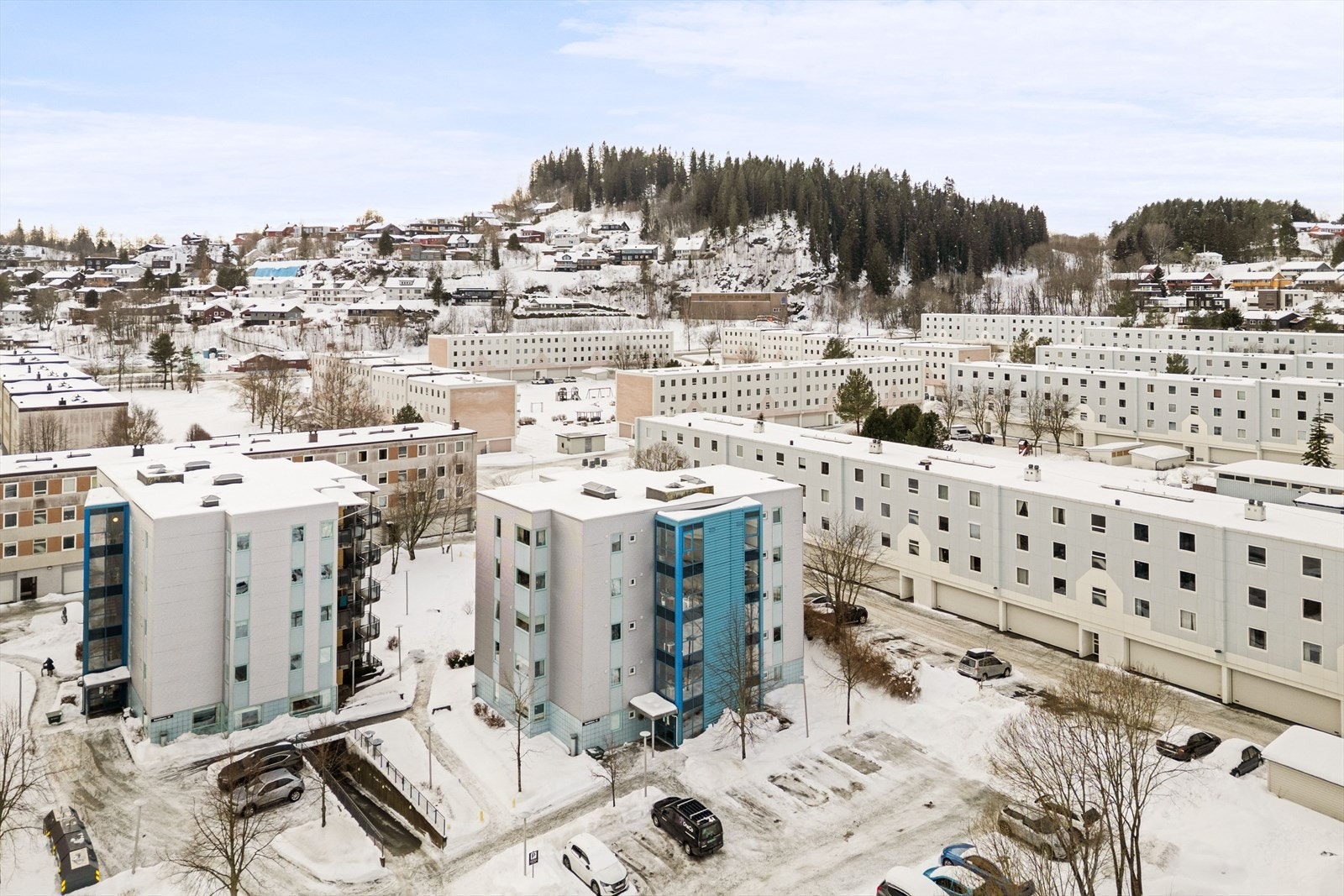 Her bor du i rolige og etablerte omgivelser, med kort vei til både servicetilbud, kollektivtransport og flotte turområder. Galleribilde
