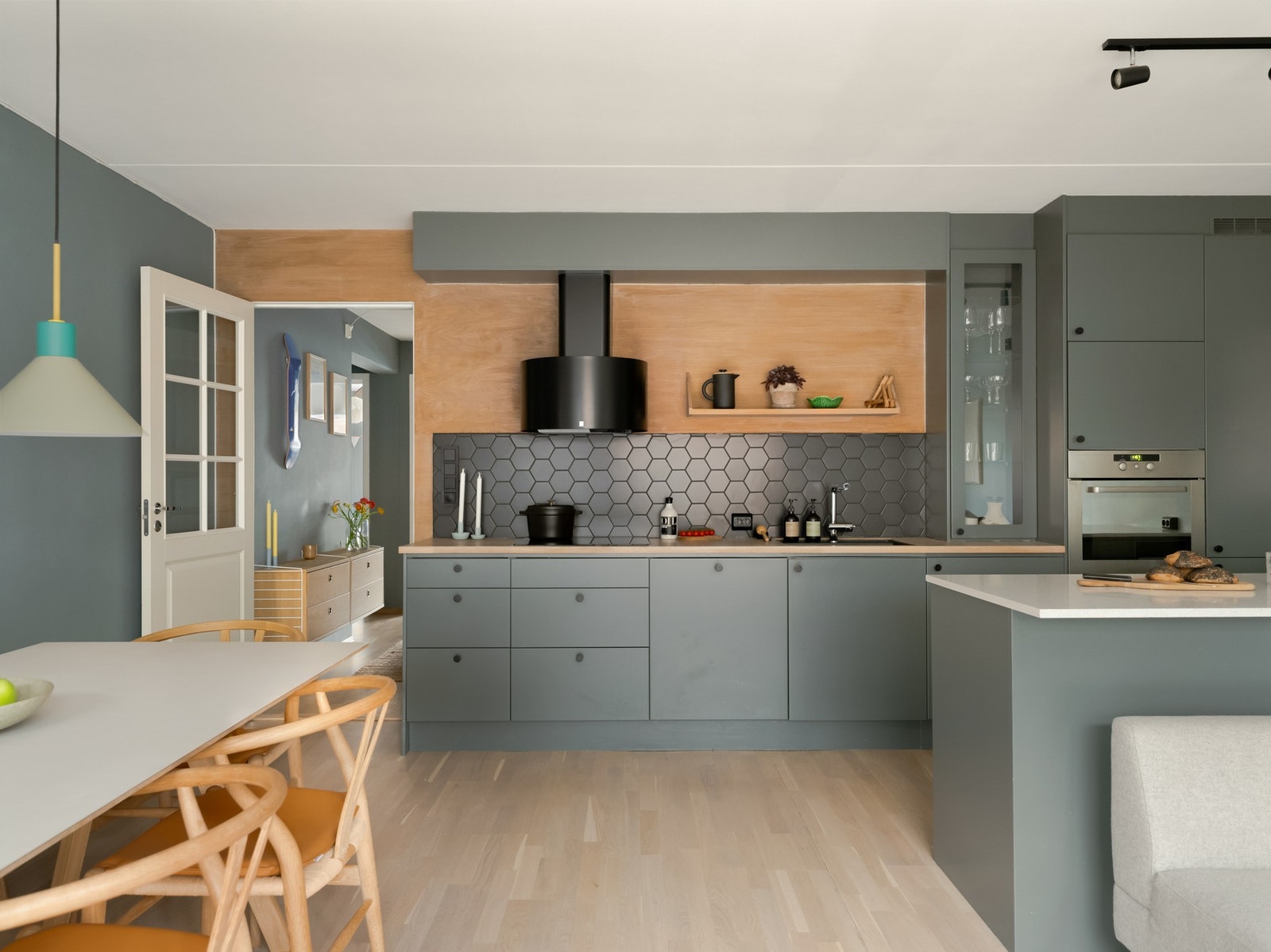 Selv om stue og kjøkken deler samme rom, er de likevel fint adskilt. Galleribilde