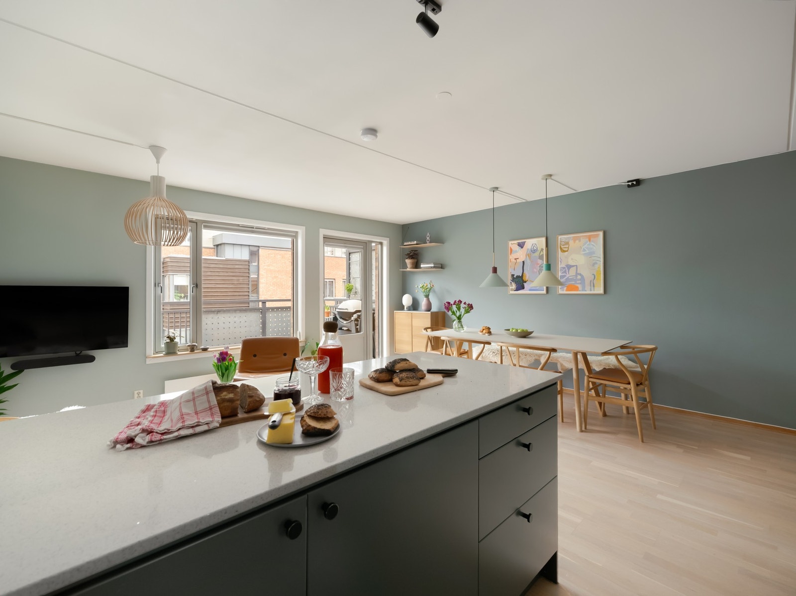 Kjøkkenøy er sosialt og fint. Perfekt for frokost og koselige kvelder! Galleribilde