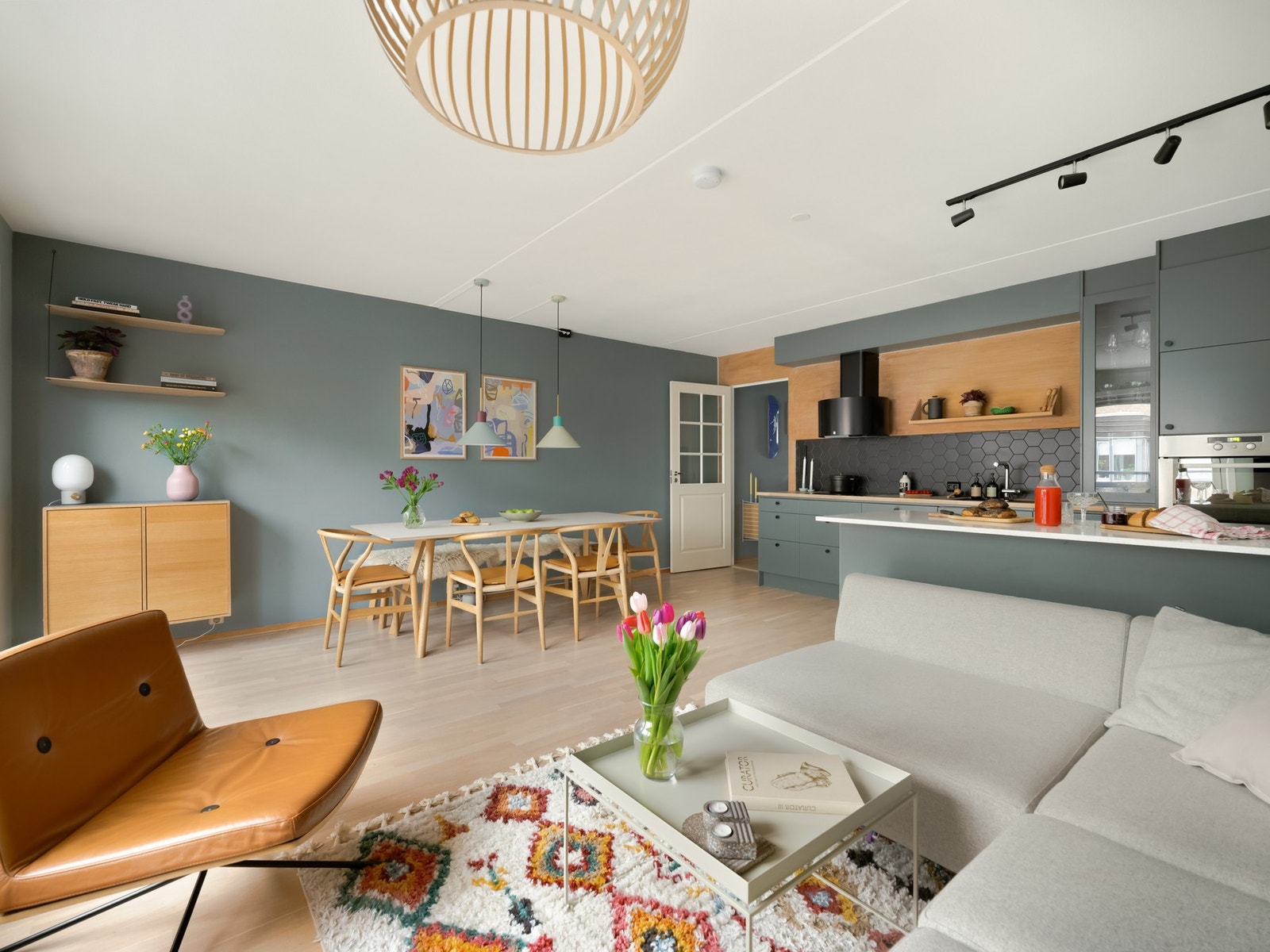 Vis starter i selve hoveddelen, der det er stue og kjøkken. Galleribilde