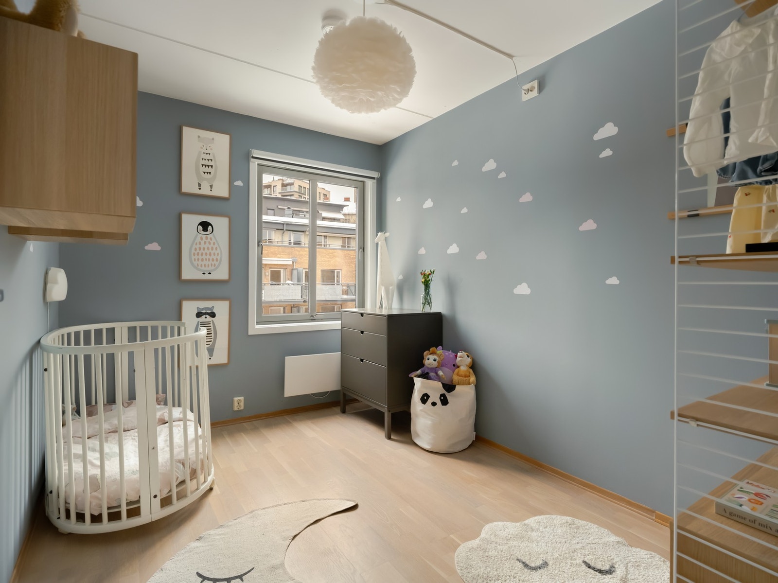 Her er vi inne på det midterste og minste rommet, som er perfekt som barnerom. Galleribilde