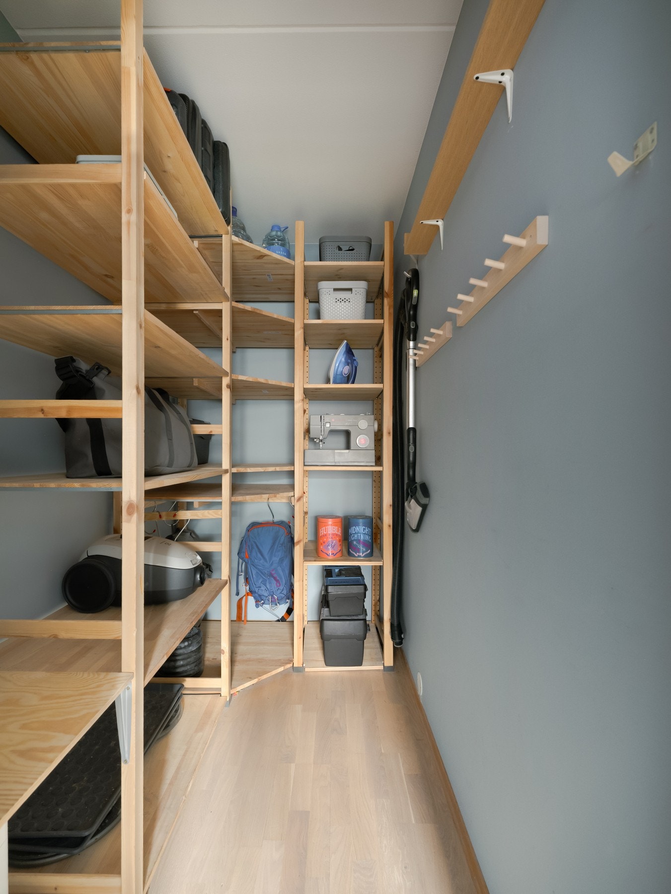 Inennfor dette rommet er også en innvendig bod, som vi vet flere har bygget om til Walk-in garderobe. Galleribilde