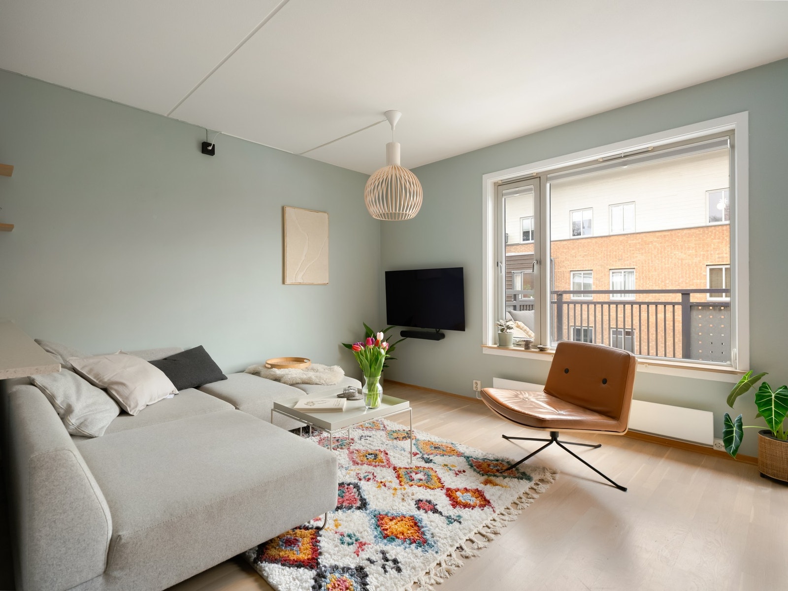 Uansett: det er lyst og godt her inne, med store vinduer ut mot balkongen. Galleribilde