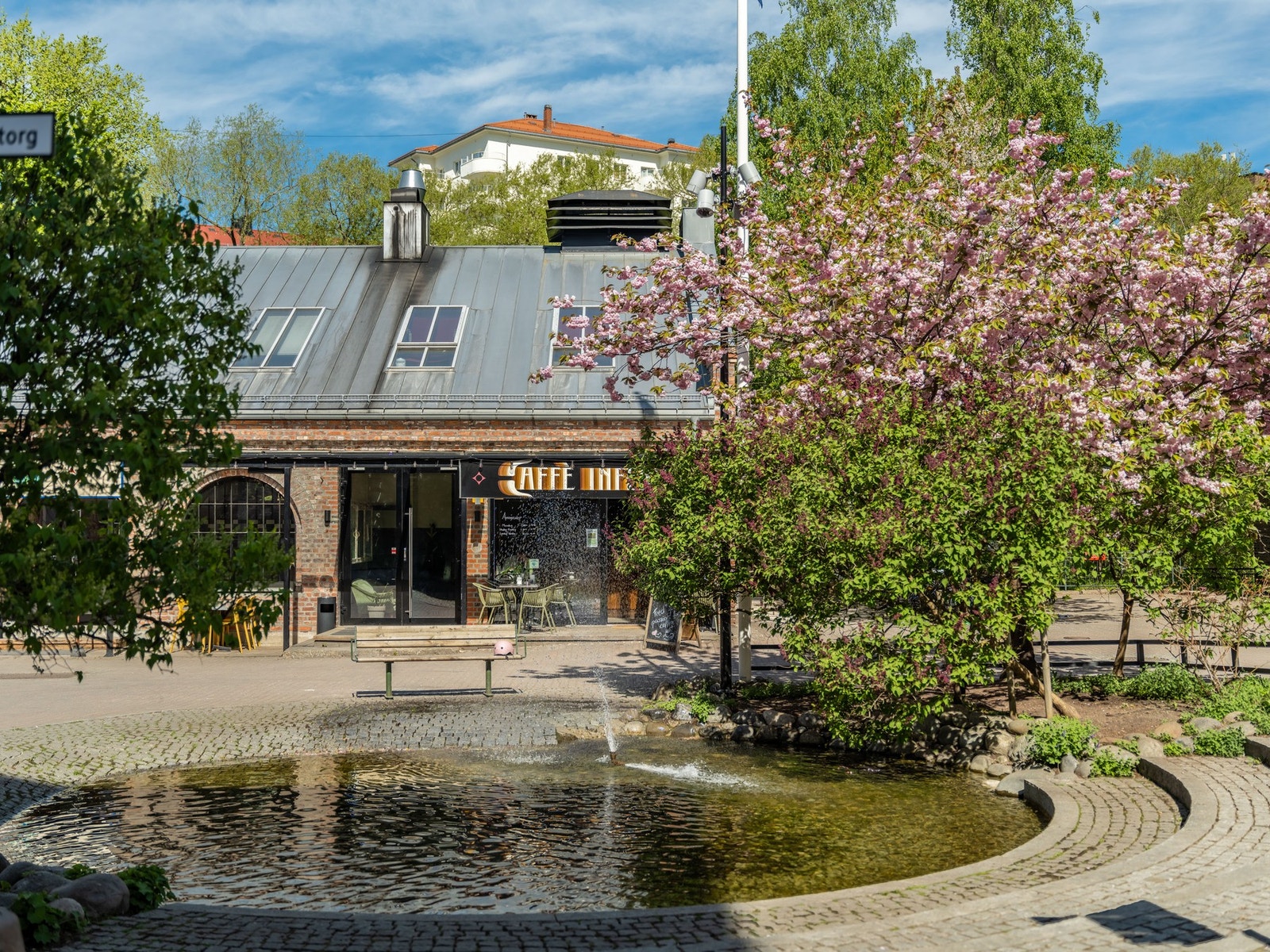Her er det både restaurant og kafeer, og til og med egen badstu. Og badeplass! Galleribilde