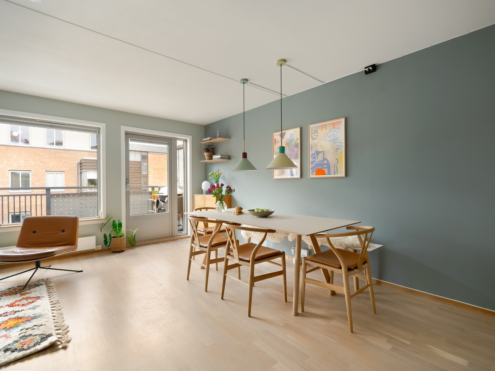 Det er også god plass til stort spisebord. Galleribilde