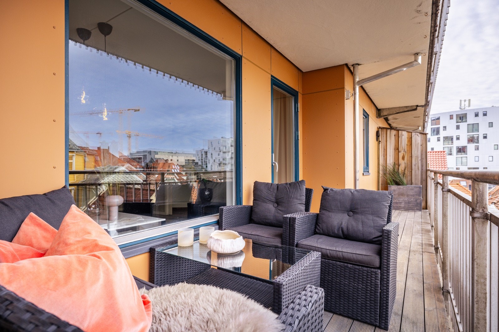 - Fra stuen er det utgang til en hyggelig altan på ca. 6 m² - Galleribilde