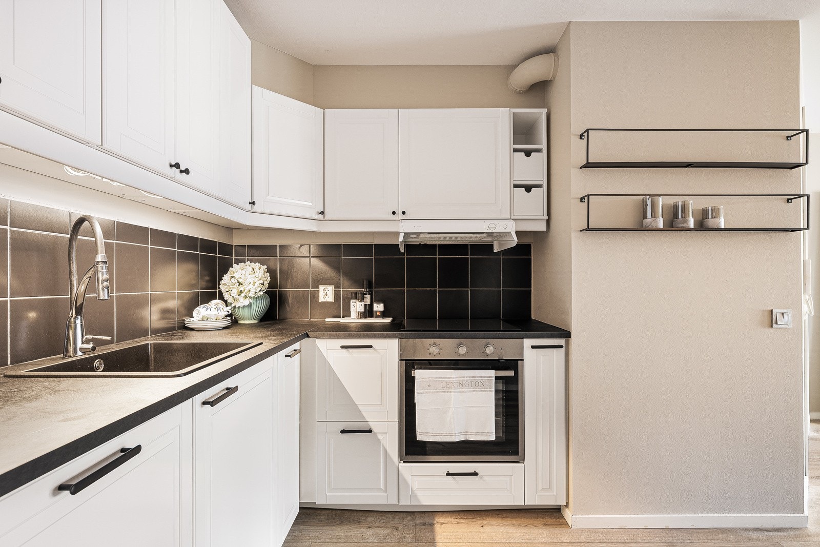 - Det er lagt fliser over benkeplaten - Galleribilde