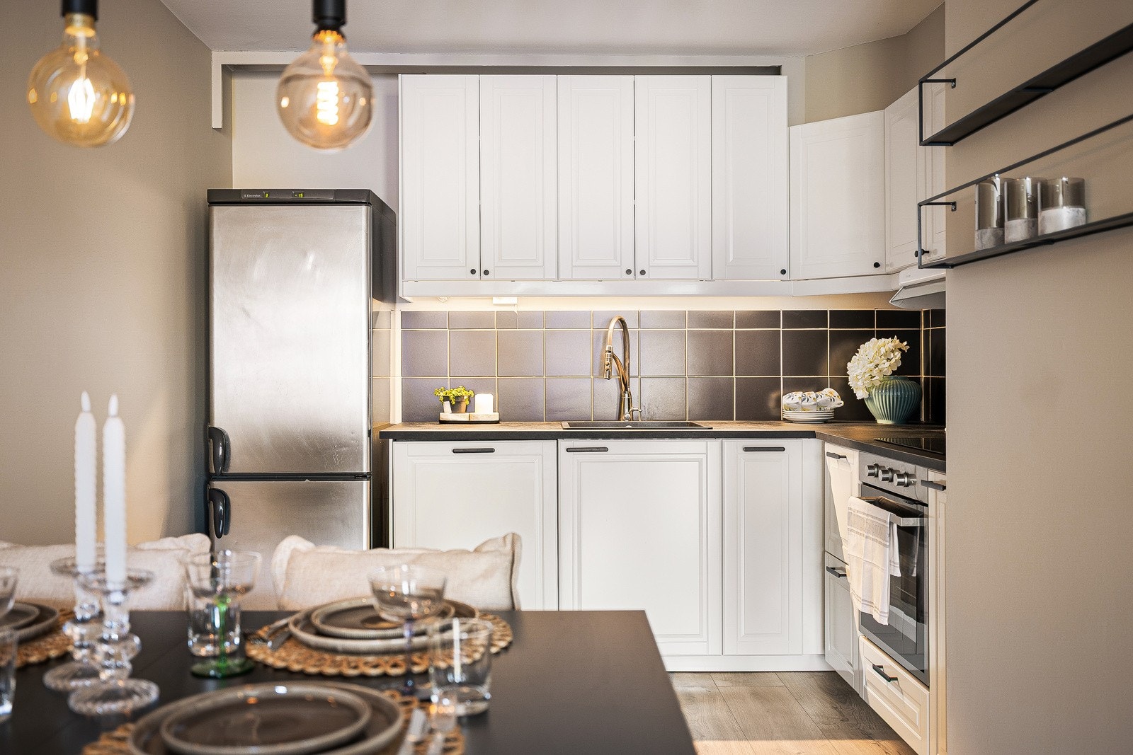 - Her får du en praktisk og stilren løsning med integrerte hvitevarer bestående av stekeovn (2024), platetopp (2024), ventilator og oppvaskmaskin - Galleribilde