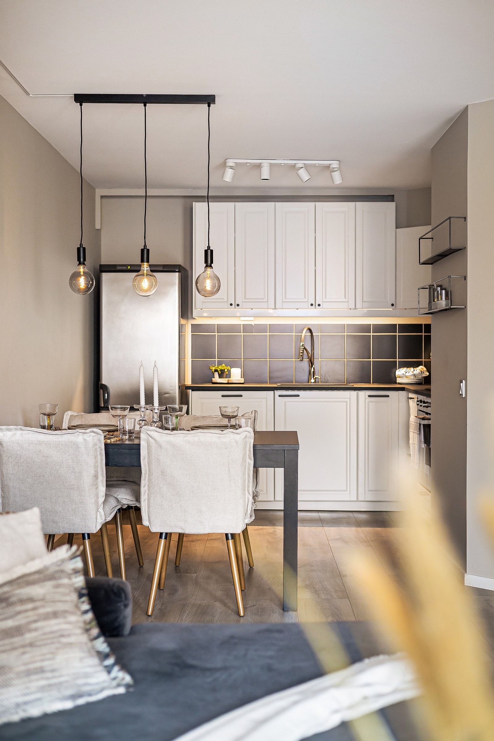 - Kjøkkenet som er nytt i 2026 har en fin lys innredning, rikelig skap- og benkeplass og laminat benkeplate - Galleribilde