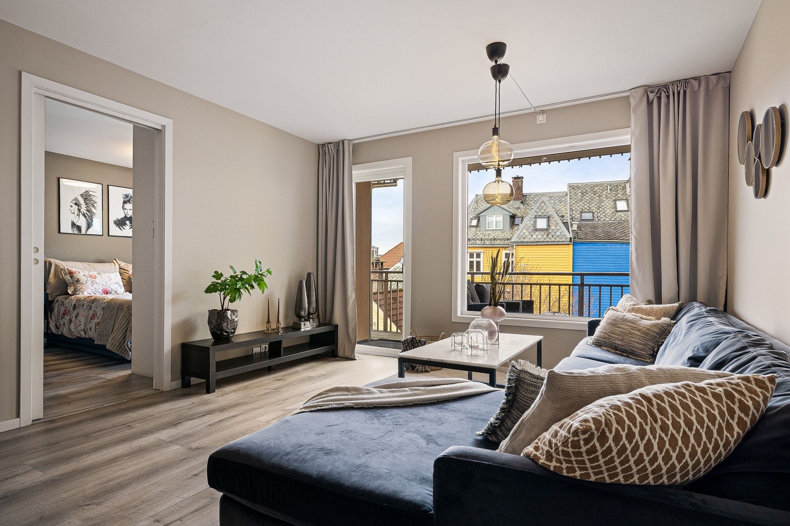 - Leiligheten har en romslig og åpen stue-/kjøkkenløsning på ca. 27,7 m² - Galleribilde