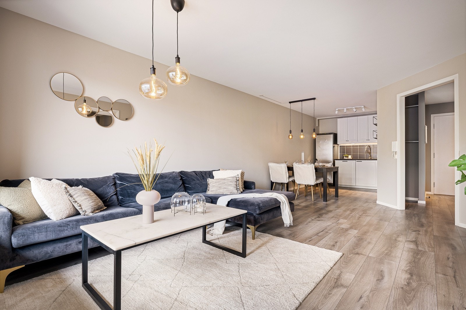 - Det er god plass til god plass til både sofagruppe med tilhørende møblement og spisebord - Galleribilde