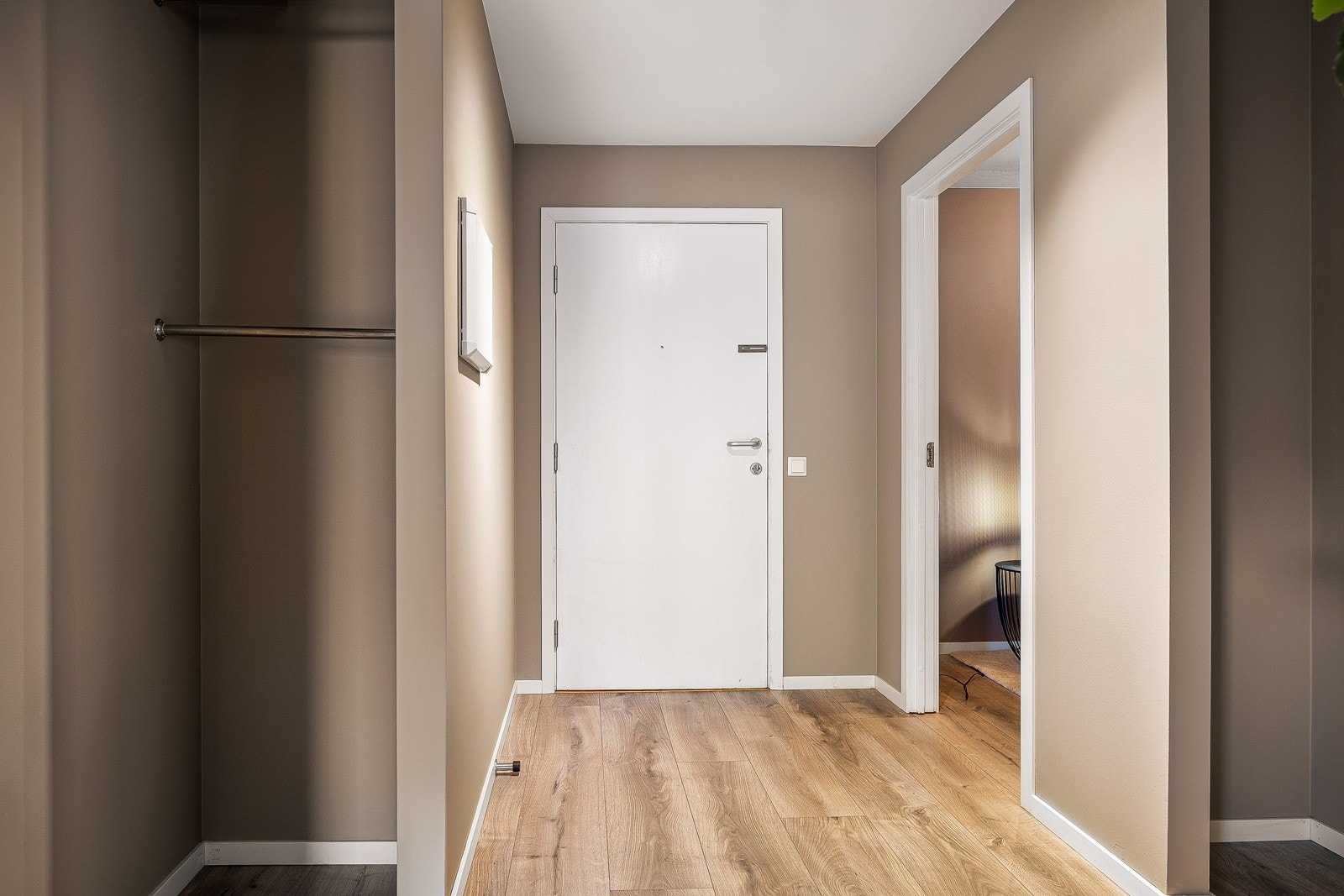 - Planløsningen inkluderer også en stor og innbydende entré med en praktisk nisje som egner seg godt til oppbevaring av yttertøy - Galleribilde