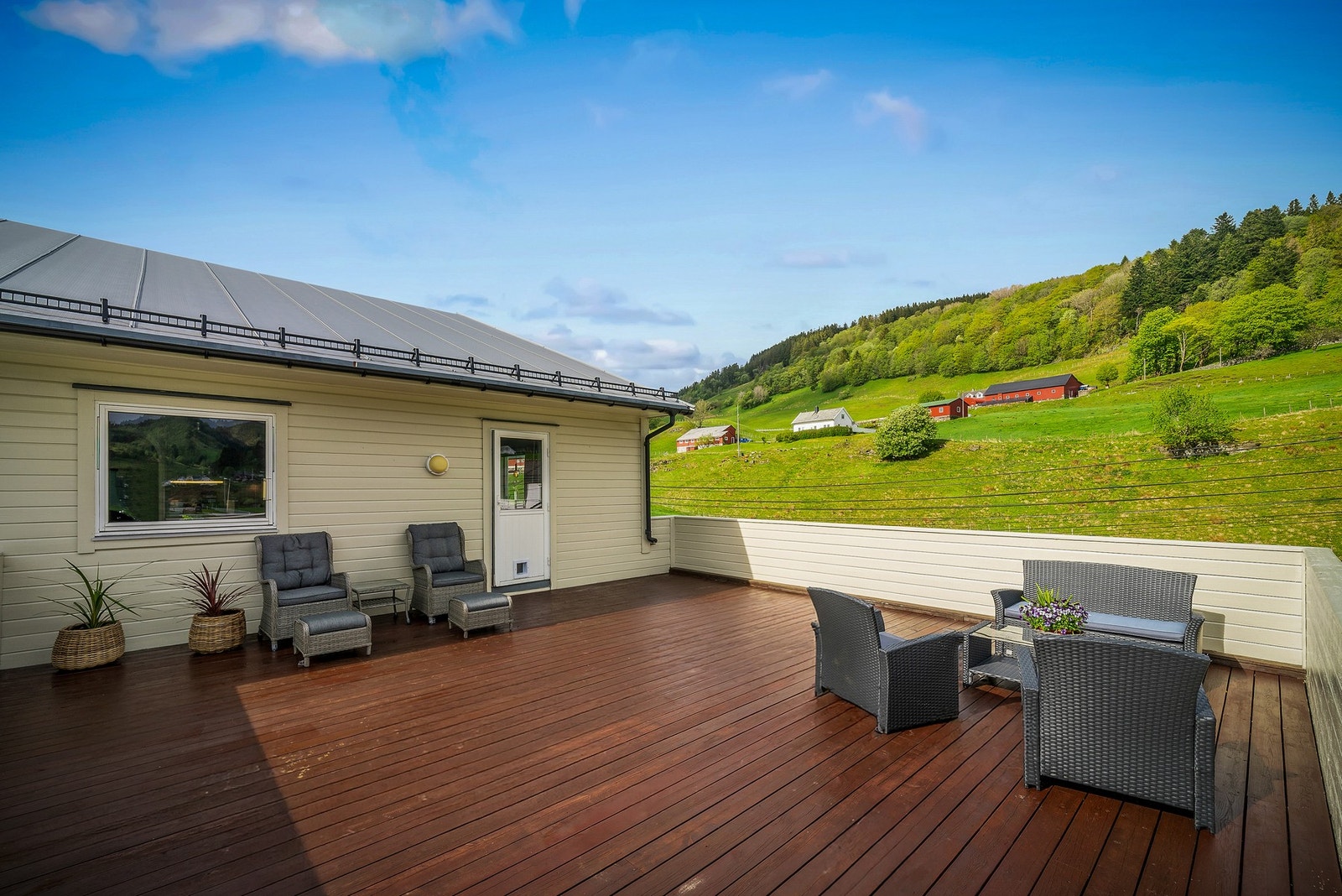 Det er god plass til å dele terrassen inn i ulike sittesoner. Galleribilde