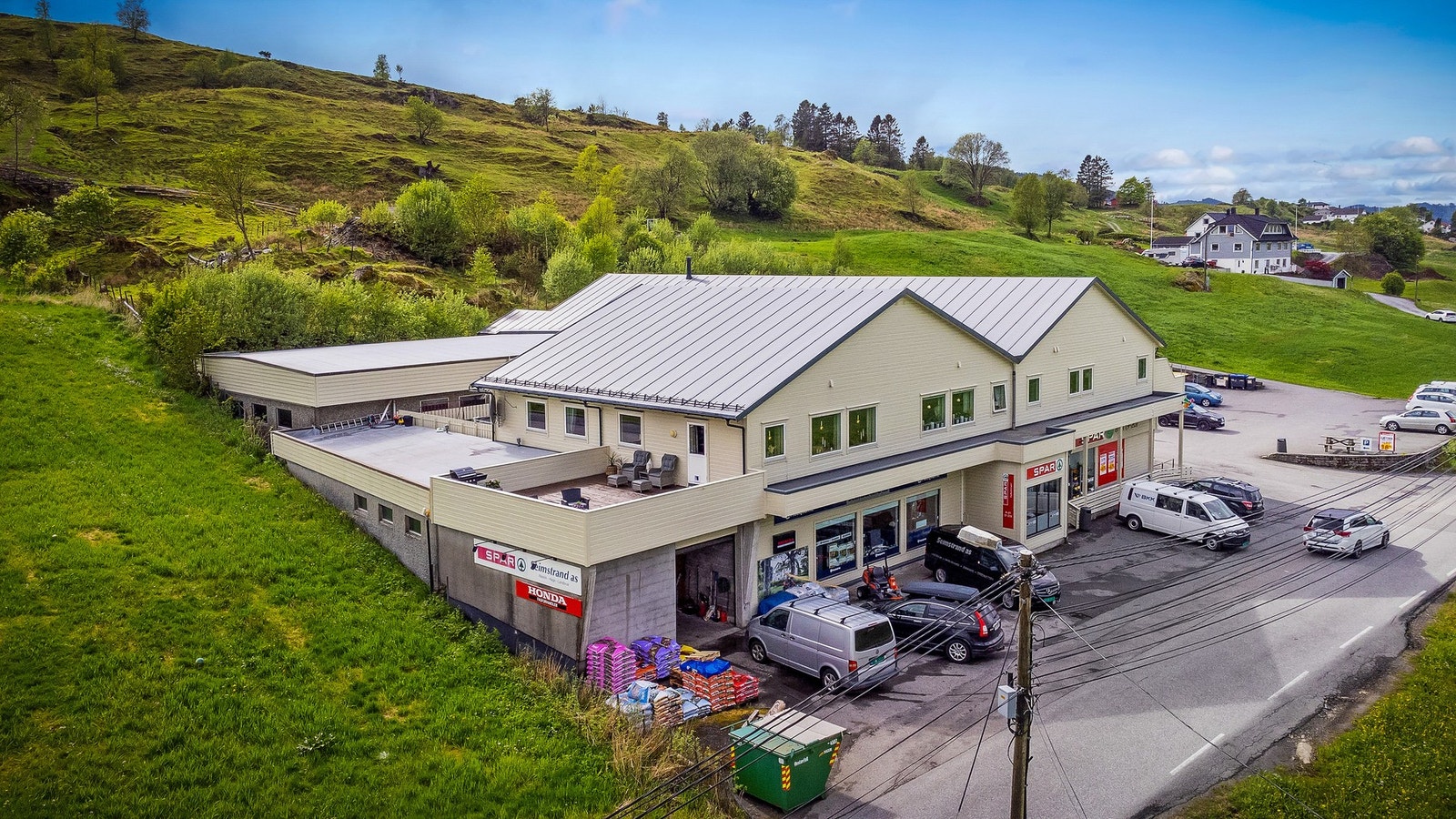 Leiligheten ligger i øverste etasje med dagligvarebutikk i underetasjen. Galleribilde