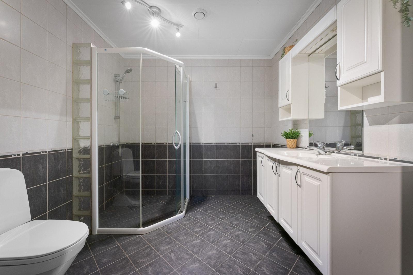 Helfliset baderom med varmekabler i gulv. Galleribilde