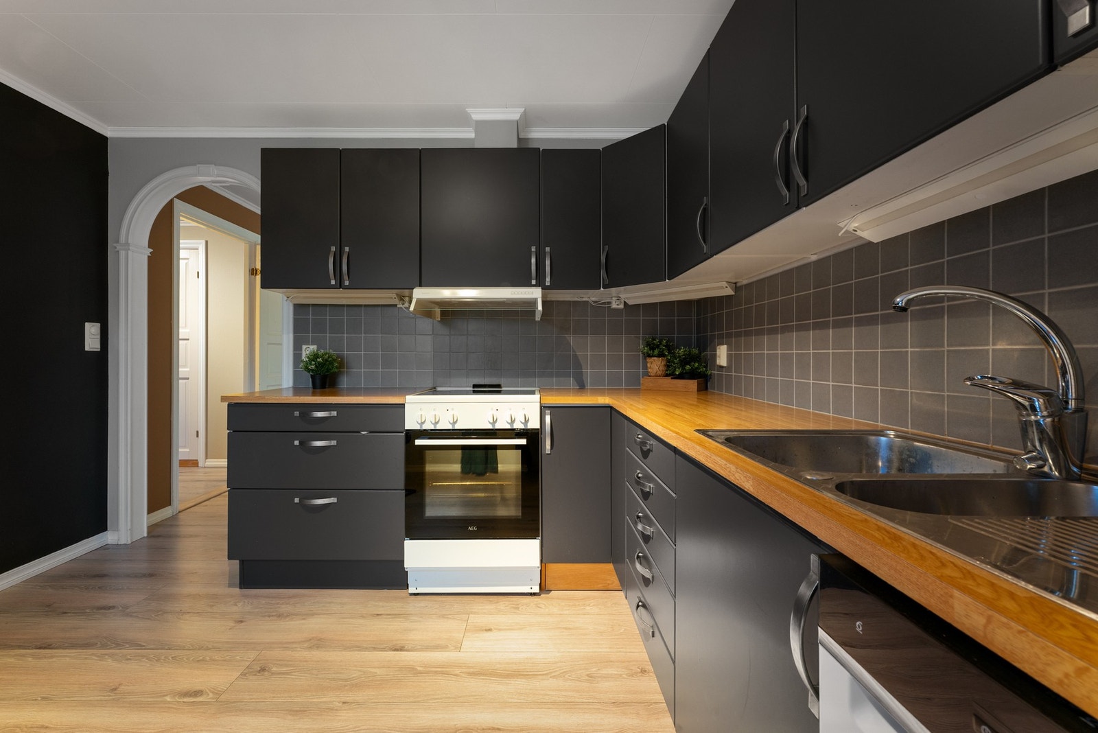 Her har man godt med benkeplass, skap- og skuffeplass. Galleribilde