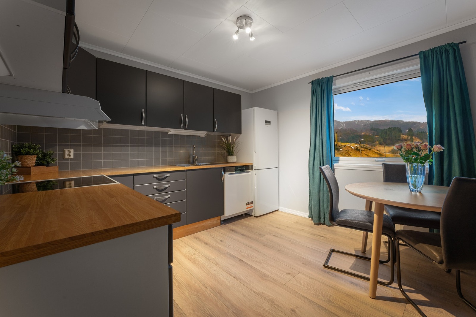 Separat romslig kjøkken med plass til spisebord og stoler. Galleribilde