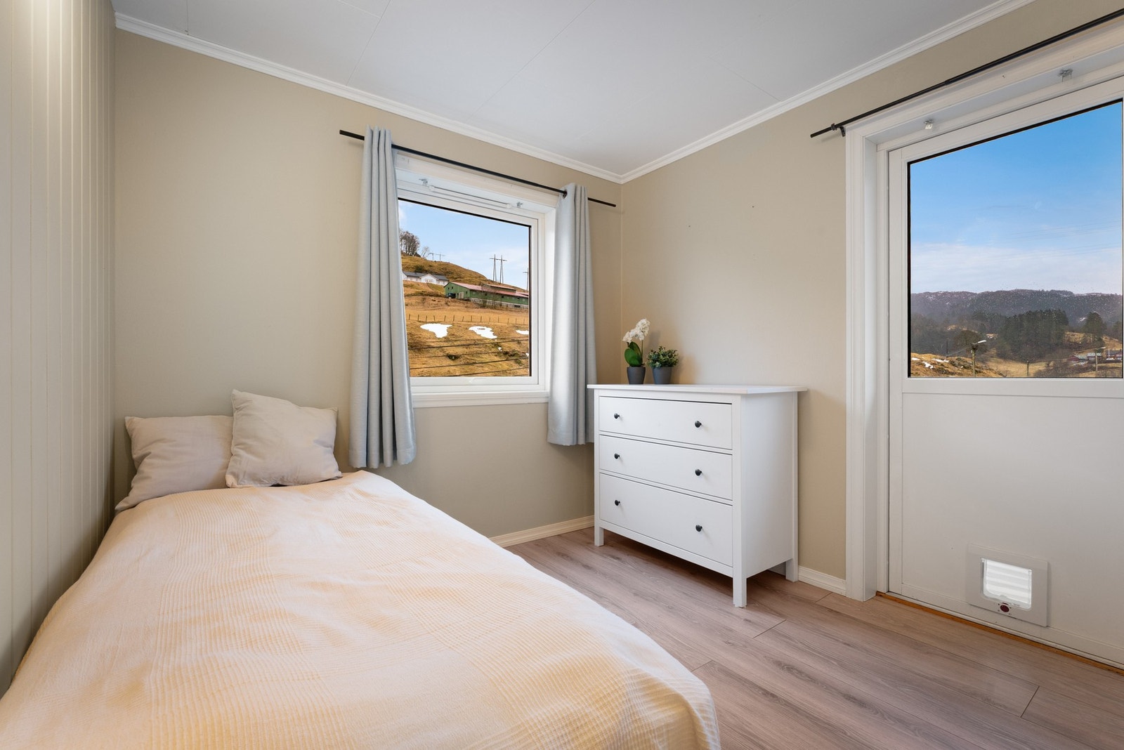 Soverom nummer to med utgang til stor terrasse. Galleribilde