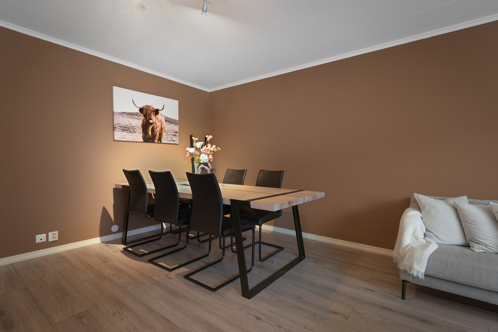 I stuen har man også god plass til spiseavdeling. Galleribilde