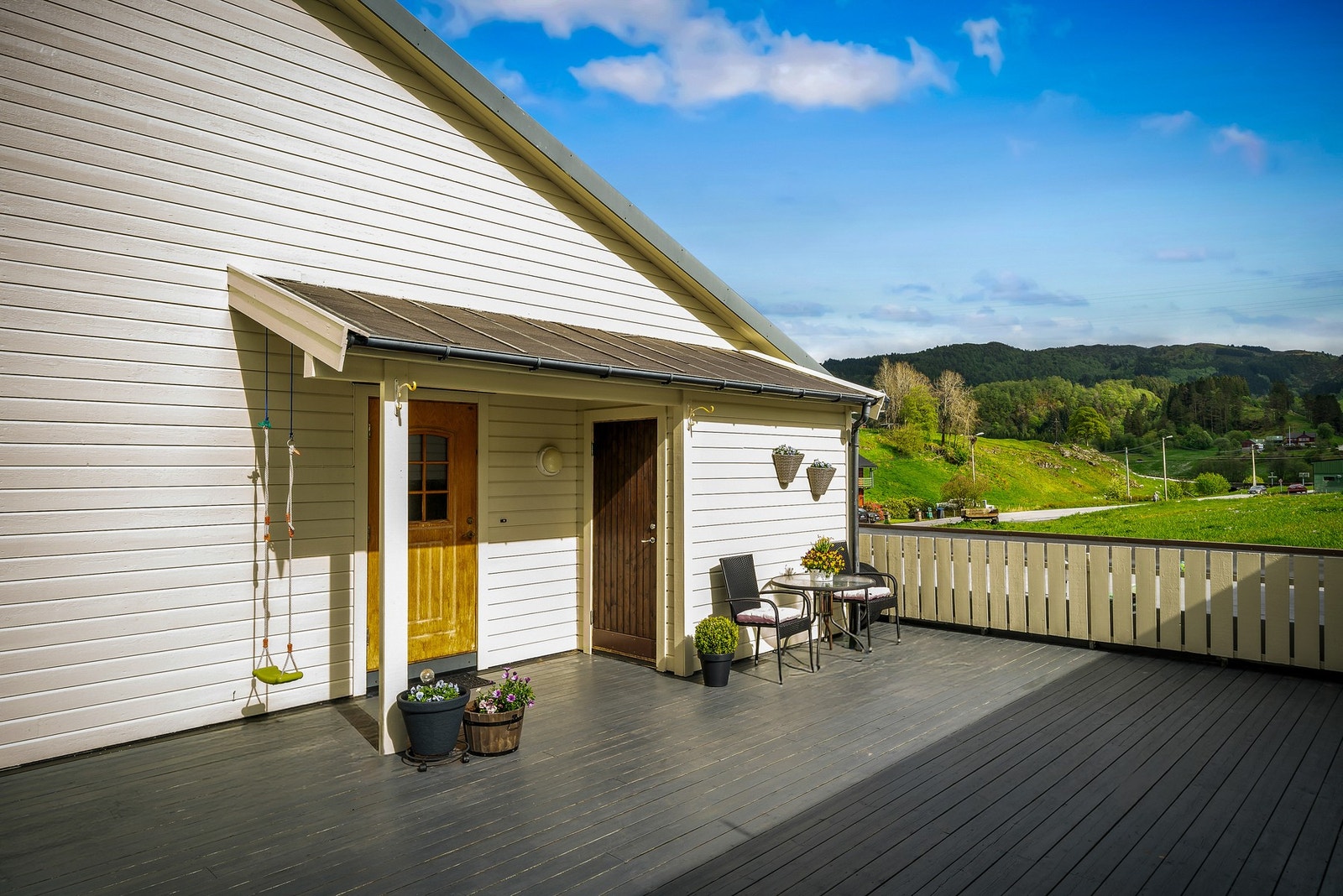 Adkomstparti med felles terrasse. Utvendig praktisk bod like ved inngangsdøren. Galleribilde