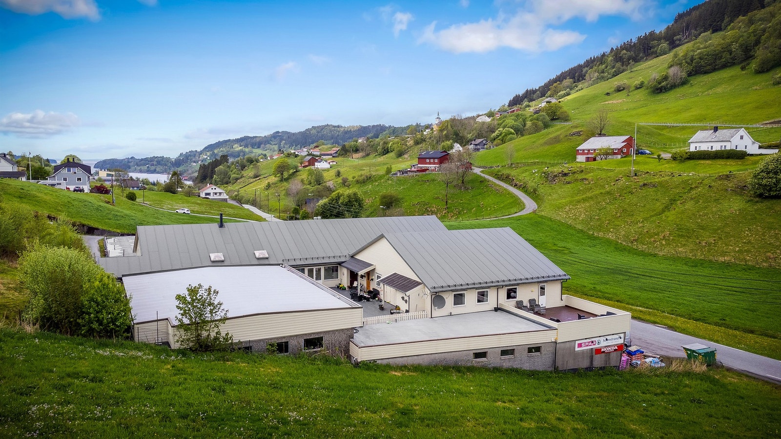 Leiligheten ligger sentralt og fint til på Seim. Til Knarvik AMFI tar det kun ca. 10 min. med bil. Galleribilde