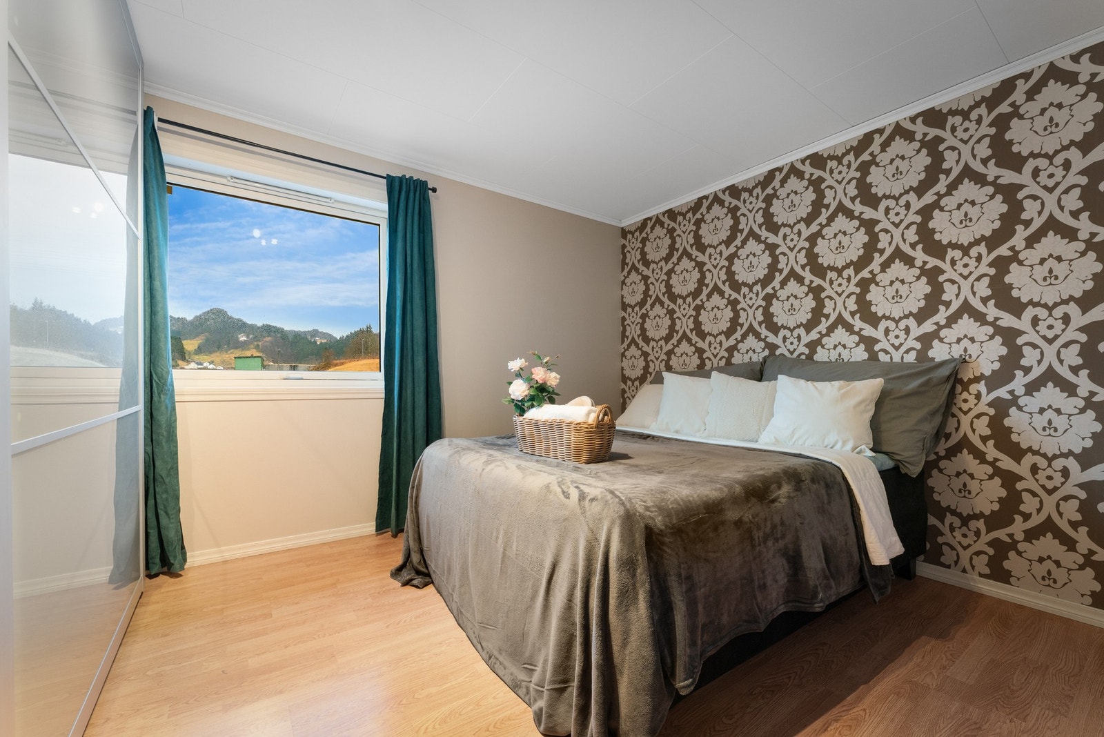 Her har man god plass til dobbeltseng. Soverommet er på cq. 12 m². Galleribilde