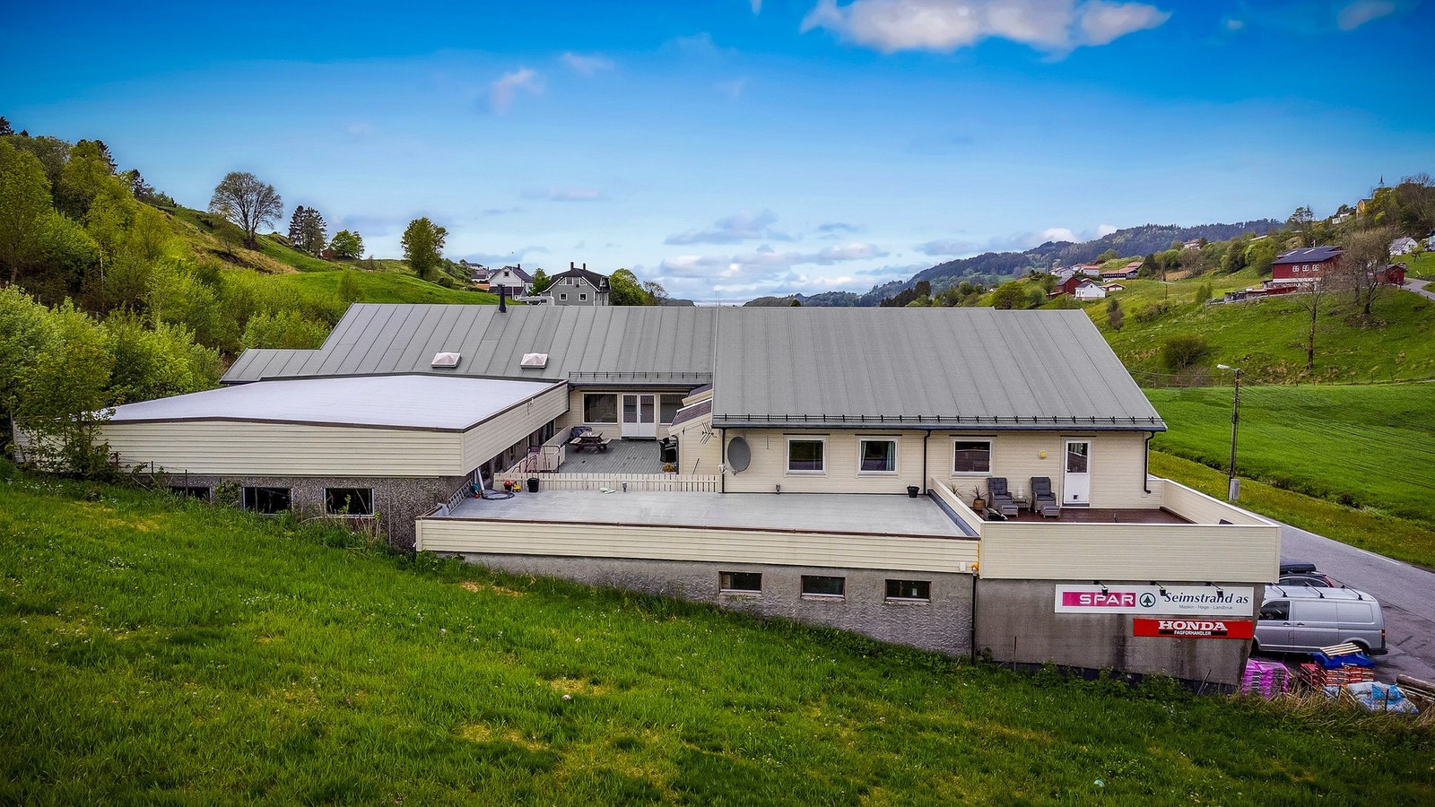 Fra leiligheten har man kort gangavstand til butikken, skole og barnehage. Galleribilde