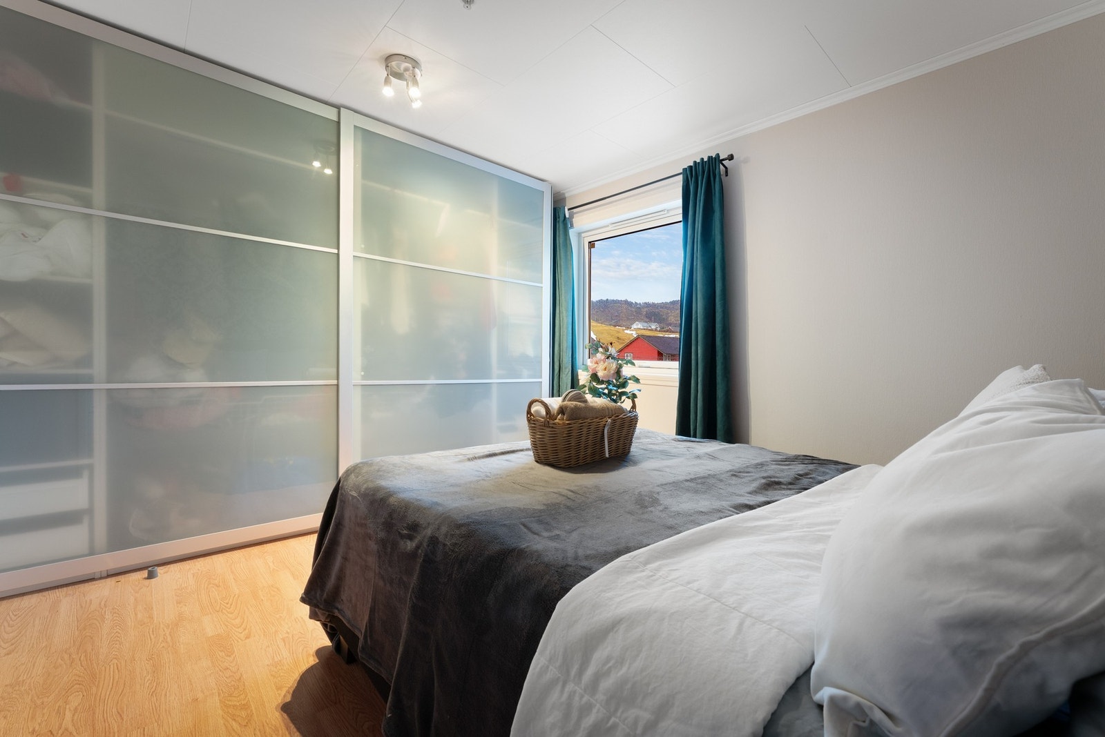 På hovedsoverommet har man stor skyvedørsgarderobe. Galleribilde