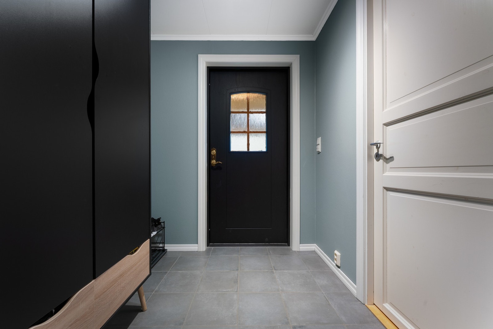 Entre med gulvfliser og varmekabler. Galleribilde