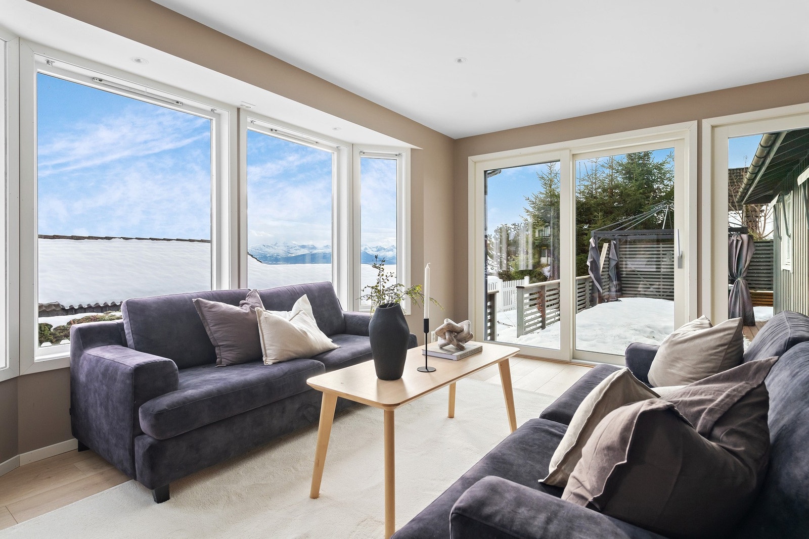 Stuen har store vindusflater mot sør og vest som gir gode lysforhold. Galleribilde