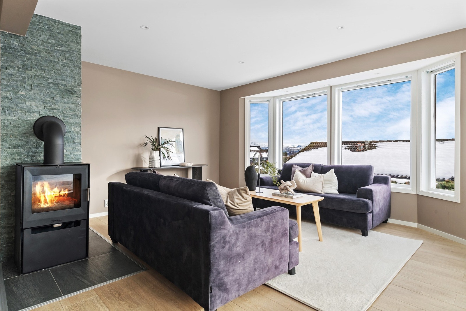 Stuen har god størrelse og ble pusset opp i 2021. Galleribilde