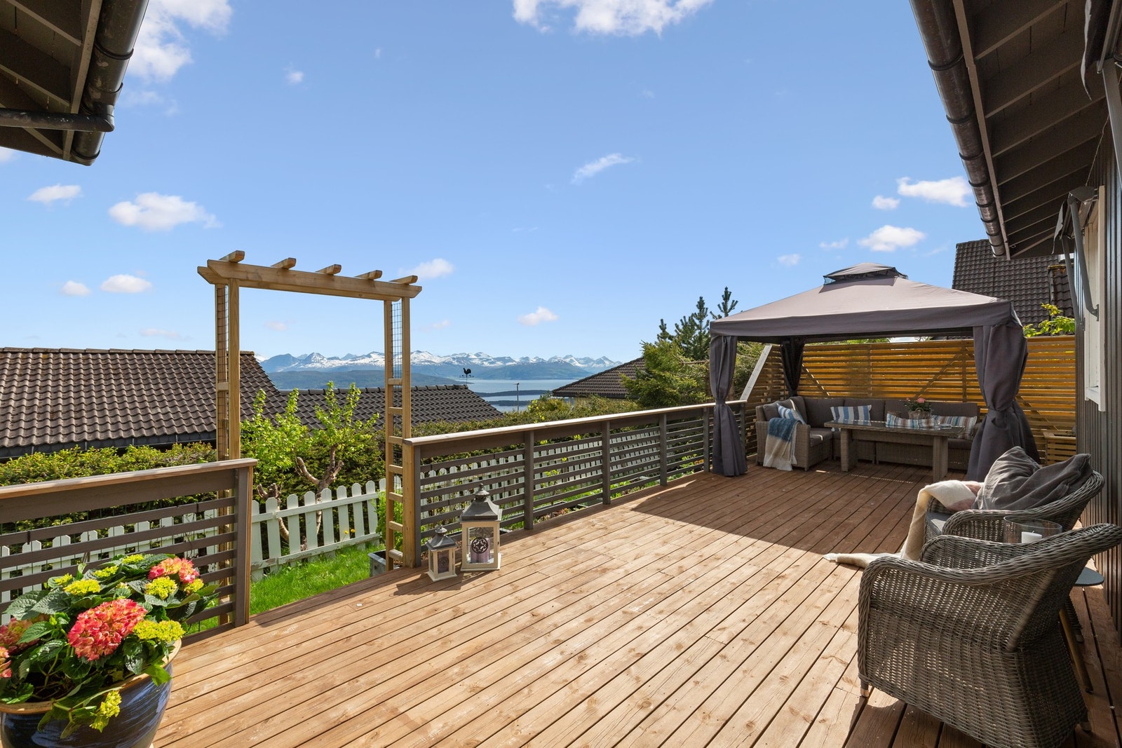 Bilde av terrasse fra 2021. Portalen er fjernet. Videre er det annen farge/slitasje på terrassedekke og på levegg. Bildet er ment som illustrasjon. Galleribilde