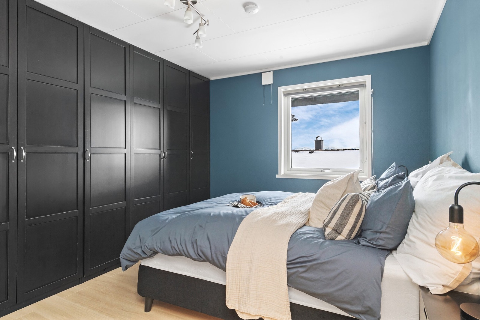Hovdsoverom med svært praktisk garderobe som medfølger. Galleribilde