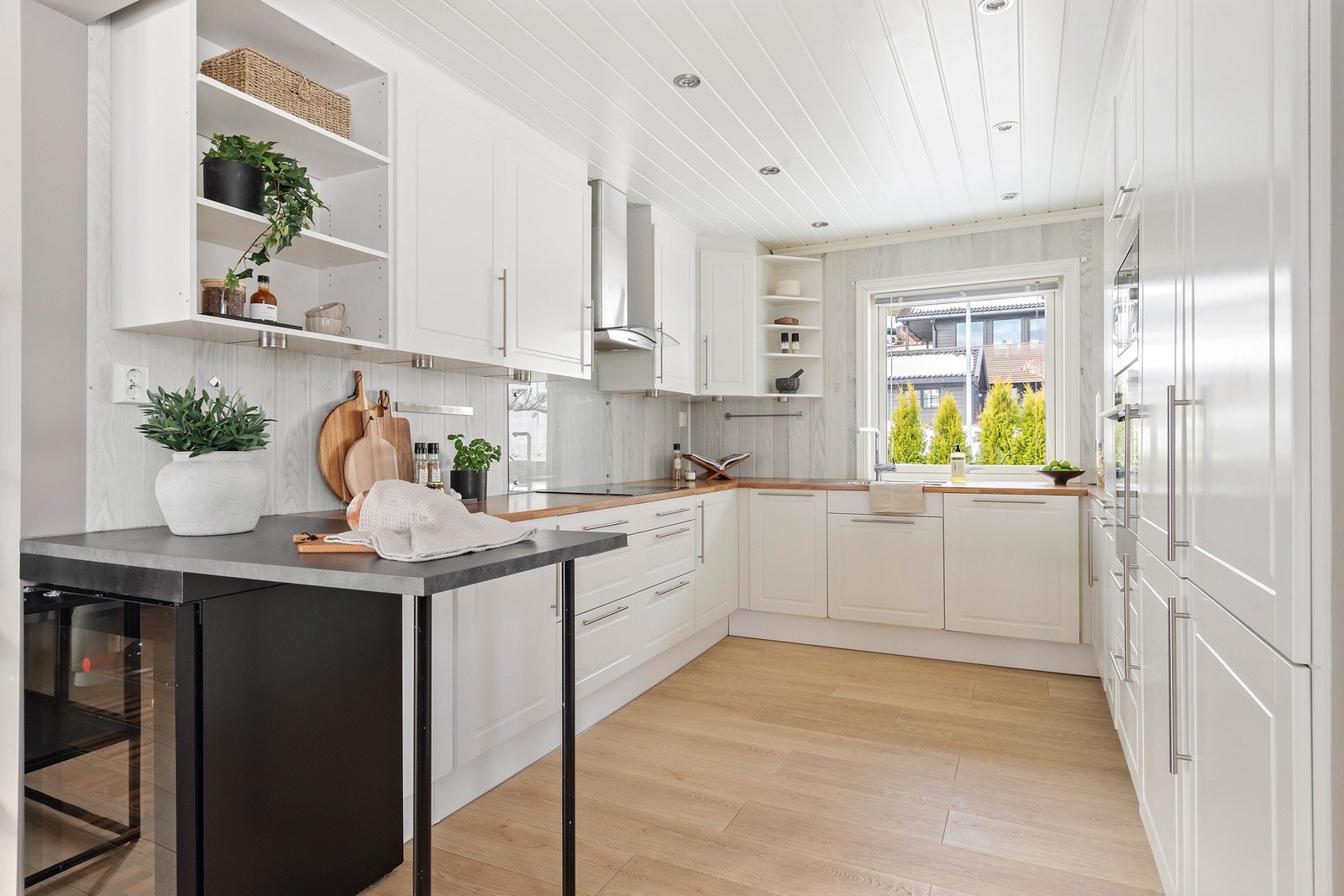 Kjøkkeninnredningen ble installert i 2013 og er levert av HTH. Galleribilde