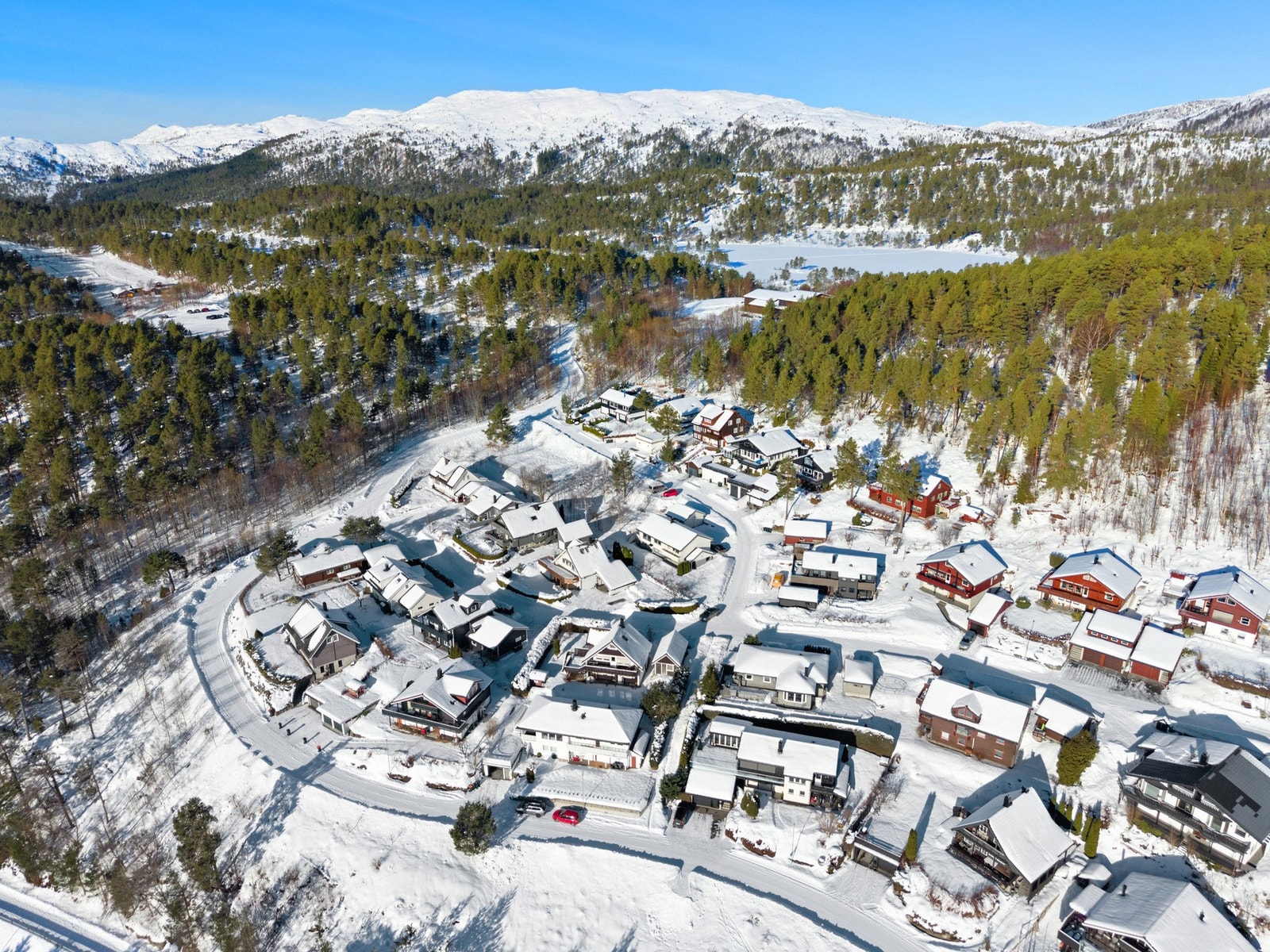 Like nord for eiendommen ligger Øverlandsvatnet og Moldemarka med uante turmuligheter. Galleribilde