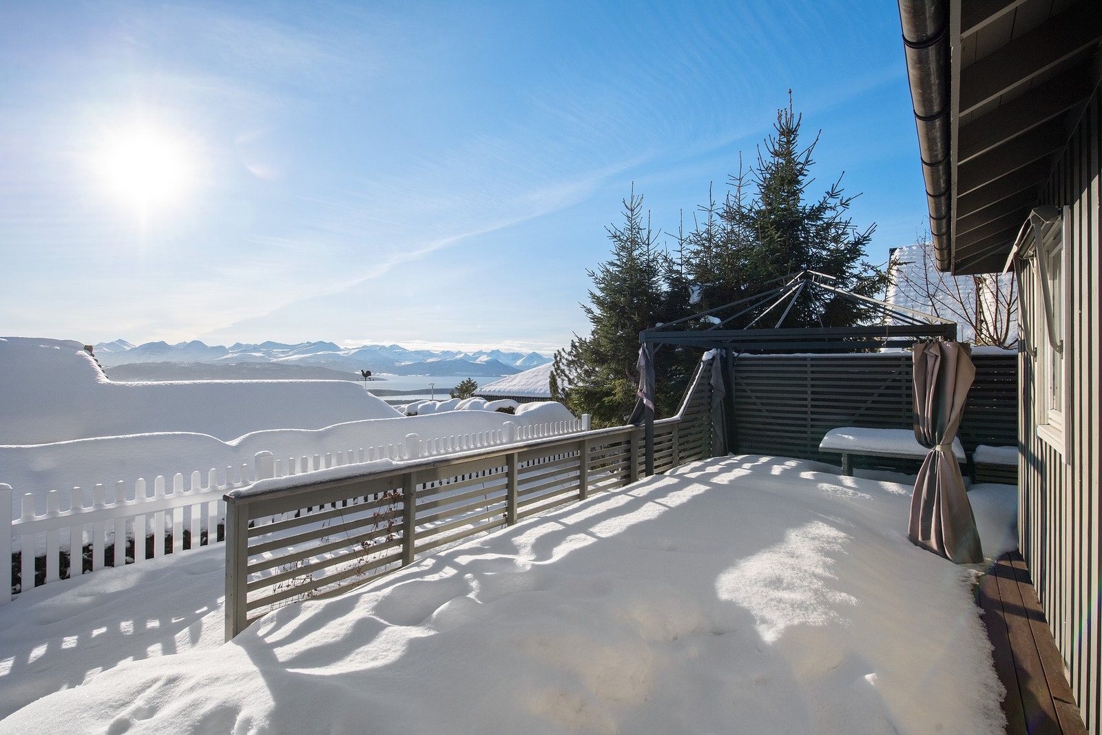 Fra stuen er det utgan til solrik terrasse. Galleribilde