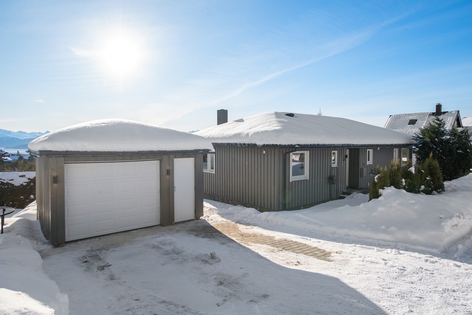 Eiendommen har garasje og biloppstillingsplass foran garasjen. Galleribilde